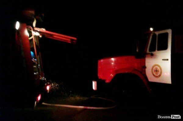 Нічна пожежа в Луцьку: доки пожежники їхали, сусіди гасили вогонь. ФОТО. ВІДЕО