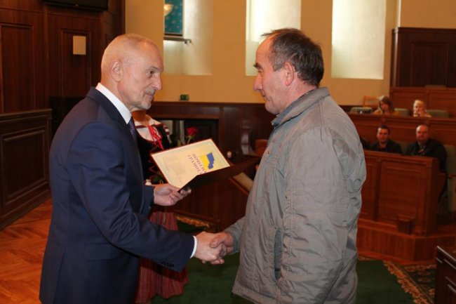 У Луцьку привітали автомобілістів та дорожників з професійним святом. ФОТО