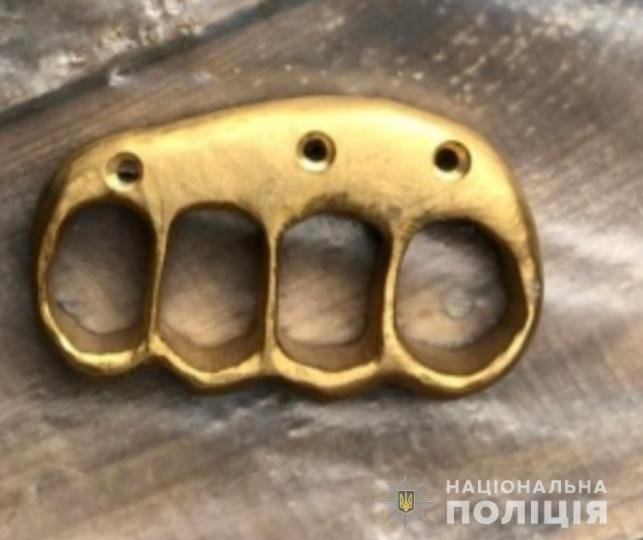 Під час обшуків вдома у волинян знайшли бурштин, кастет та марихуану 