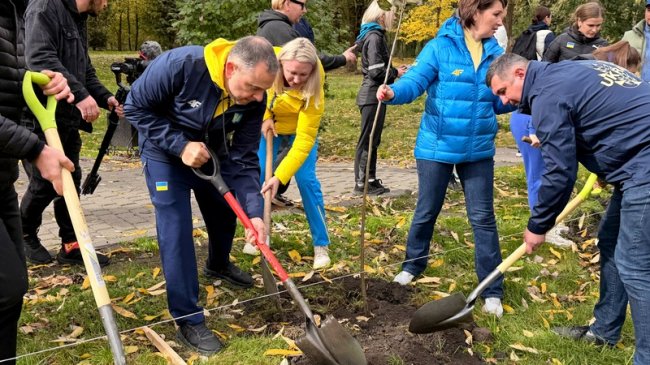 У місті на Волині на честь Героїв посадили алею пам'яті. ФОТО
