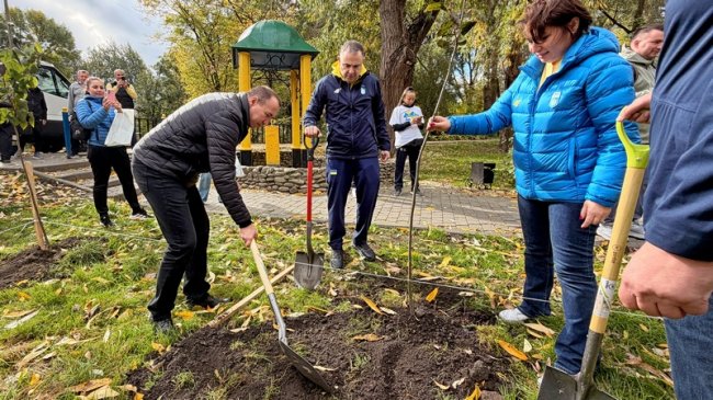 У місті на Волині на честь Героїв посадили алею пам'яті. ФОТО