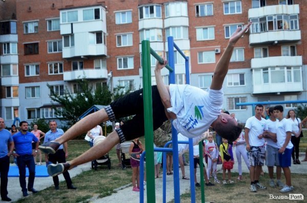 Акробати та гімнасти відкрили спортивний майданчик у Луцьку. ФОТО