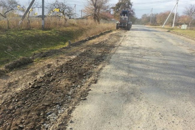 У селі біля Луцька почали ремонт дороги за півтора мільйона. ФОТО