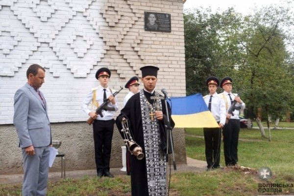 В Луцьку встановили пам'ятну дошку загиблому лучанину. ФОТО
