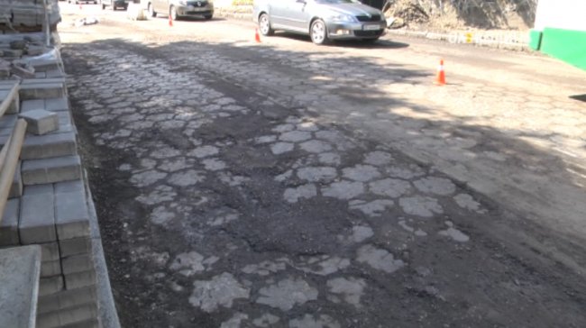 У Луцьку на одній  вулиці заливають асфальтом унікальну старовинну бруківку. ВІДЕО