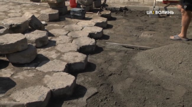 У Луцьку на одній  вулиці заливають асфальтом унікальну старовинну бруківку. ВІДЕО