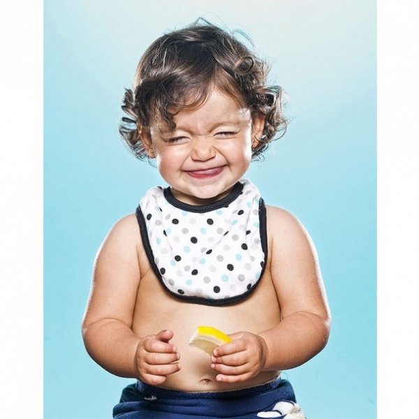 Діти, які їдять лимон. ФОТО