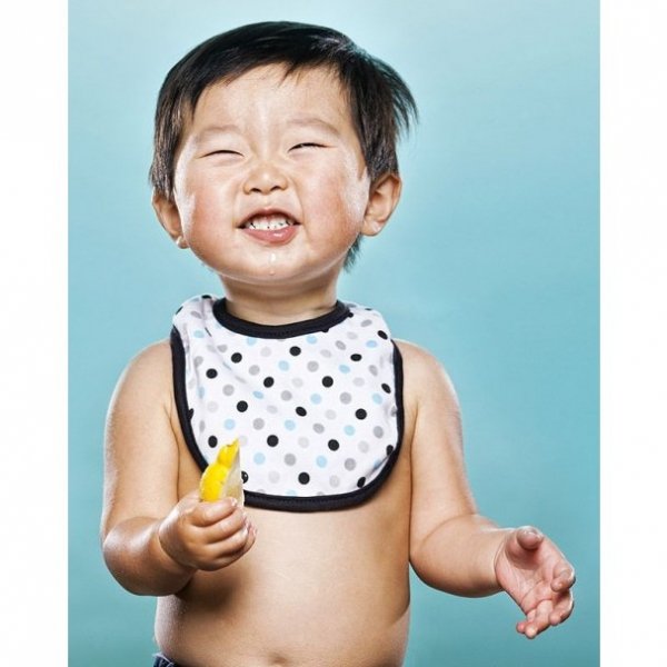 Діти, які їдять лимон. ФОТО