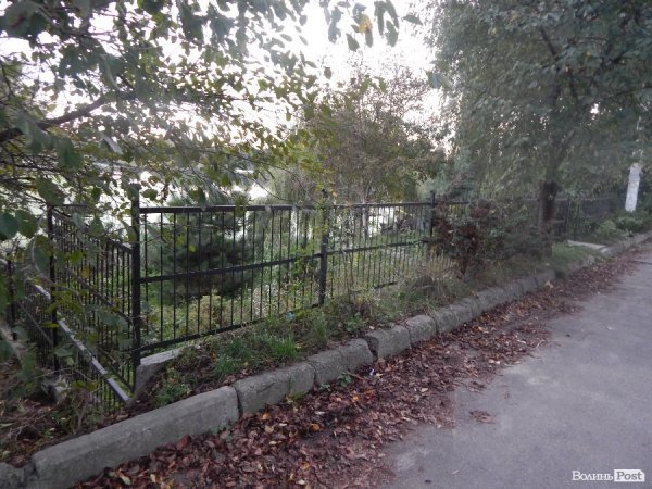 У Луцьку - конфлікт через дитячий майданчик. ФОТО