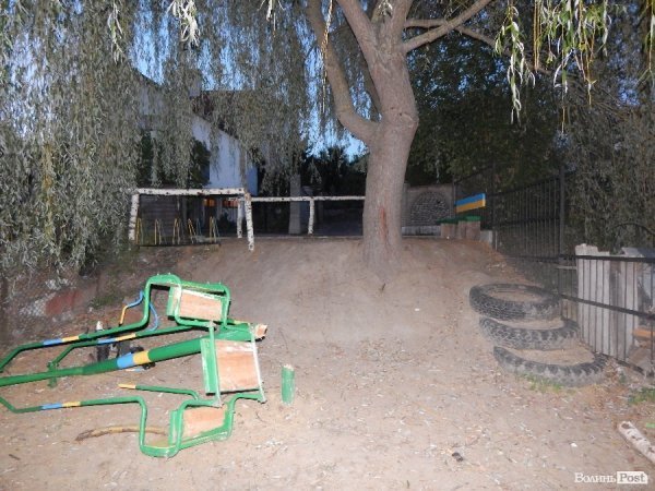 У Луцьку - конфлікт через дитячий майданчик. ФОТО