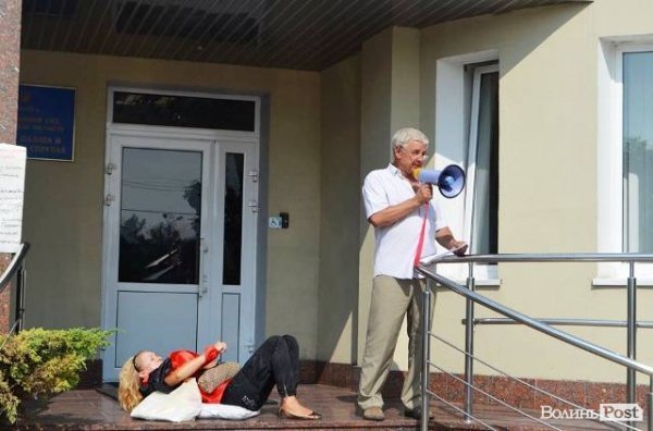 «Харе Крішна всім, сидимо до останнього». Мітинг під Апеляційним Судом.ФОТО