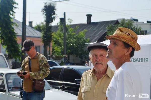 «Харе Крішна всім, сидимо до останнього». Мітинг під Апеляційним Судом.ФОТО