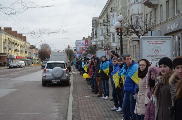 У Луцьку збудували «живий ланцюг» на підтримку євроінтеграції. ФОТО