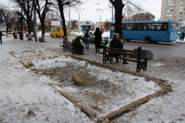 У Луцьку знесли магазин на зупинці.  ФОТО