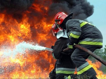 На Волині вогнеборці врятували з пожежі двох жінок