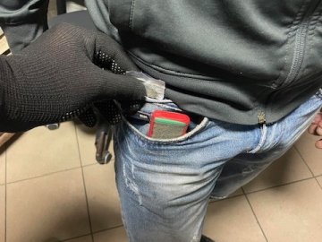 На «Устилузі» службовий пес знайшов у молодика канабіс. ФОТО