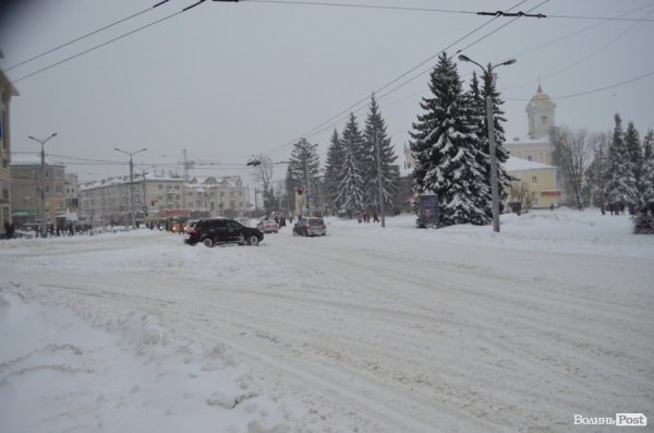 Як Луцьк замело снігом. ФОТО