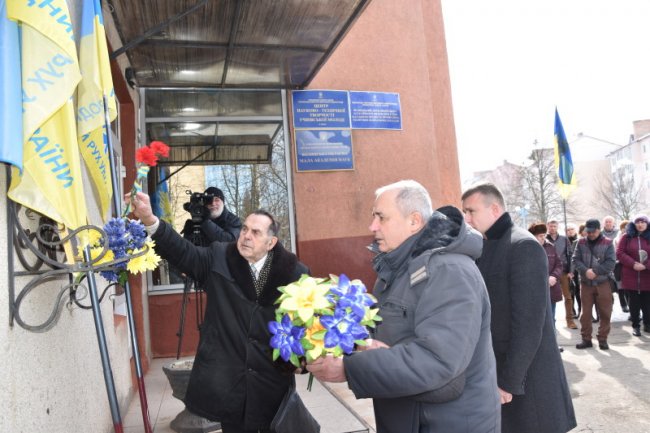 Лучани квітами та спогадами вшанували пам'ять В'ячеслава Чорновола. ФОТО