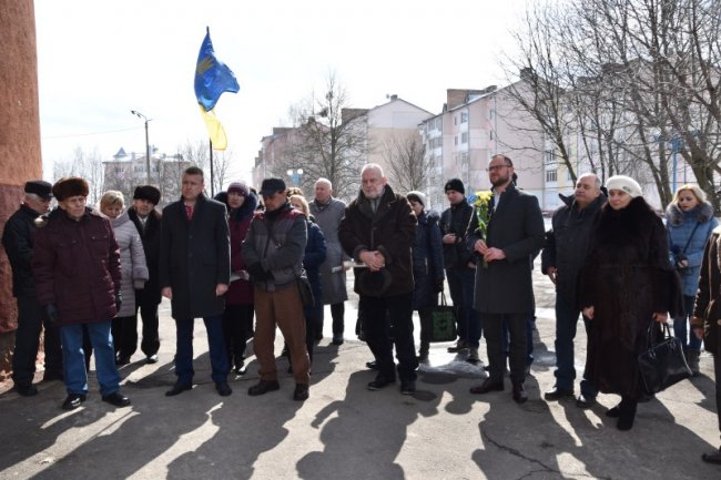 Лучани квітами та спогадами вшанували пам'ять В'ячеслава Чорновола. ФОТО