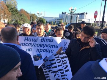 Школа у Стобихівці: люди погрожують перекрити трасу