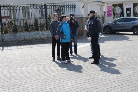 У Луцьку усіх охочим безплатно роздавали маски та антисептики. ФОТО