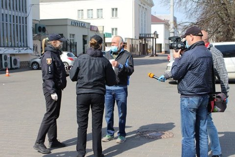 У Луцьку усіх охочим безплатно роздавали маски та антисептики. ФОТО