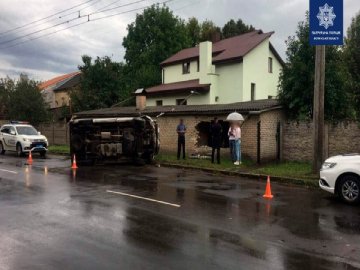 Аварія, у якій бус протаранив гараж на Боженка: повідомили деталі 