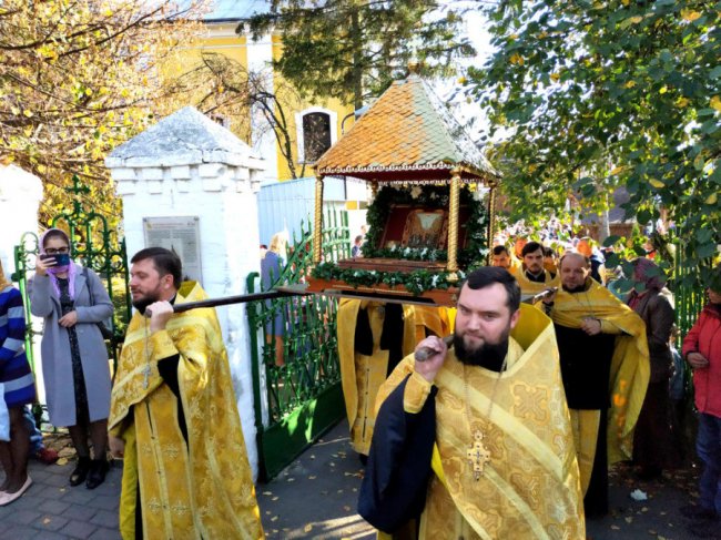 Вулицями Луцька хресною ходою пройшли прихильники УПЦ (МП). ФОТО