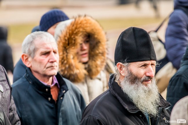 «Силою нашу церкву ніхто не забере»: як у Луцьку прихильники УПЦ (МП) на майдан вийшли. ФОТОРЕПОРТАЖ