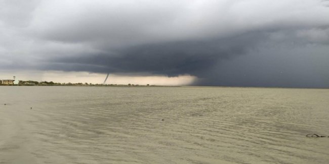 Волинський депутат з дружиною стали свідками смерчу. ФОТО