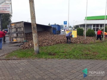 У Луцьку на Дубнівській перекинулася вантажівка з буряками. ВІДЕО 
