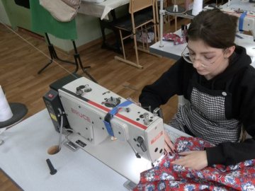 Луцькі студентки шиють спідню білизну для поранених воїнів