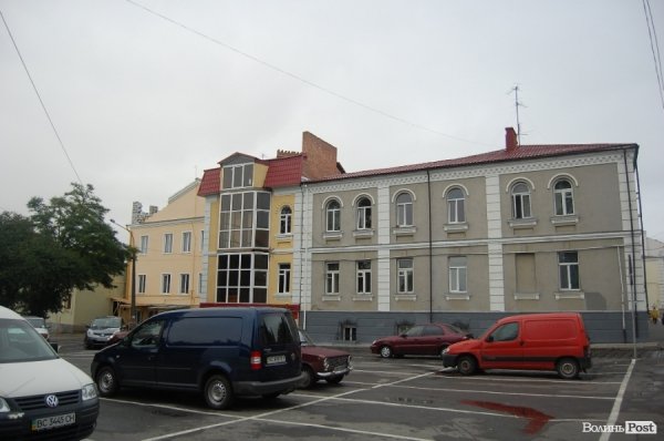 Луцький театр ляльок - із новим дахом. ФОТО