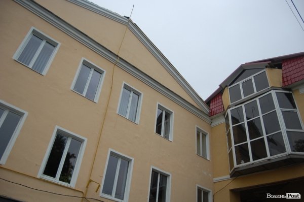 Луцький театр ляльок - із новим дахом. ФОТО