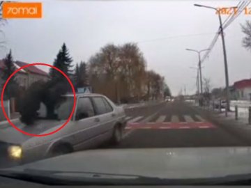 У Луцьку на переході легковик збив чоловіка. ВІДЕО