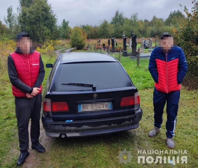 У селі поблизу Луцька зупинили автівку, «нашпиговану» наркотиками та пристроями до них