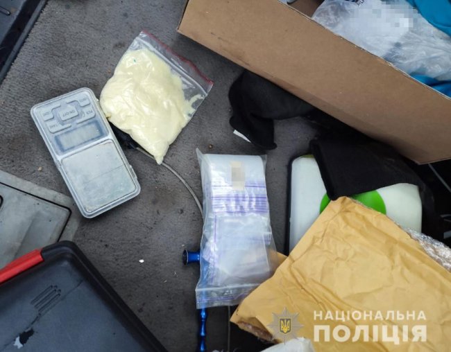 У селі поблизу Луцька зупинили автівку, «нашпиговану» наркотиками та пристроями до них