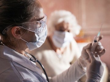 Навесні за вакцинацію українцям даруватимуть смартфони і пільговий тариф