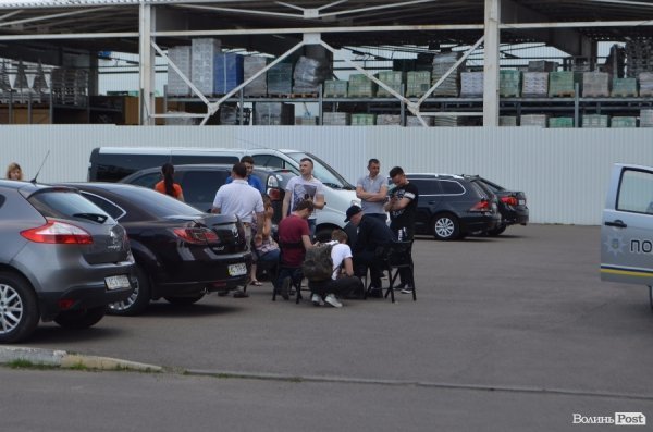 Правоохоронці відбирають пояснення