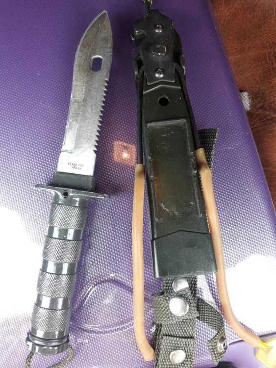 На волинських пунктах пропуску у двох автівках знайшли холодну зброю