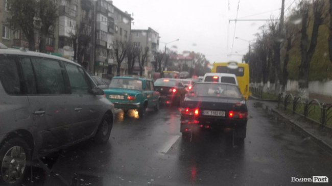 Через дві аварії у Луцьку величезна «тягучка»