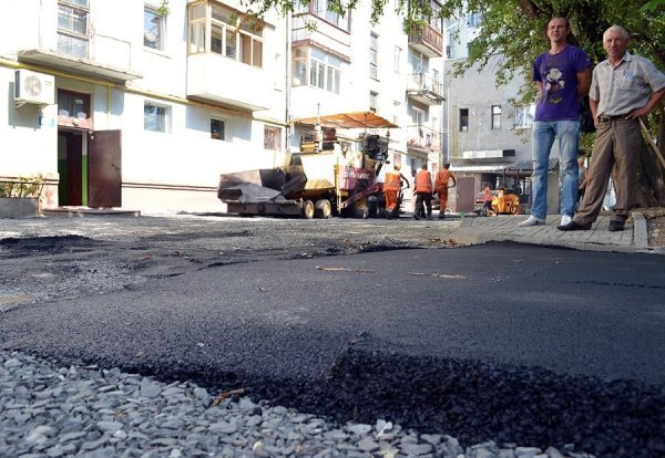 У Луцьку ремонтують двори. ФОТО