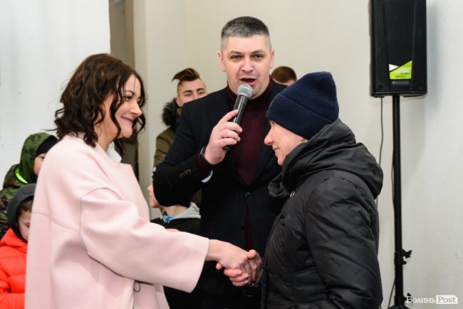 Зі знижками та цінними подарунками: у Луцьку грандіозно відкрилий шоурум меблів і декору «МакКо»*