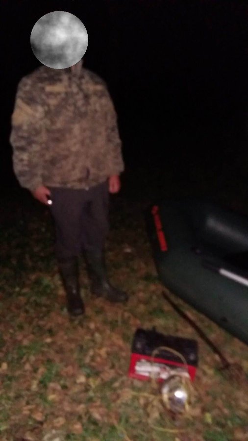 На Волині зловили браконьєрів, які ловили рибу з човна острогою і сітками