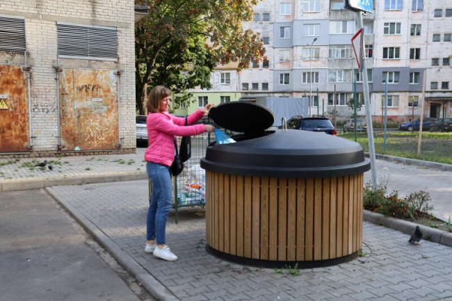 У Луцьку продовжують встановлювати напівпідземні сміттєві контейнери. ФОТО