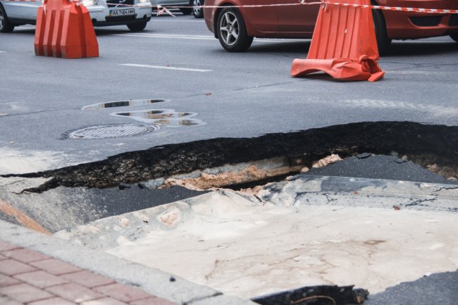 Озеро посеред дороги: у Києві провалився асфальт. ФОТО. ВІДЕО