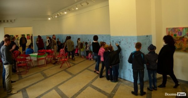 Діти малювали 15-метрову панораму Луцька. ФОТО