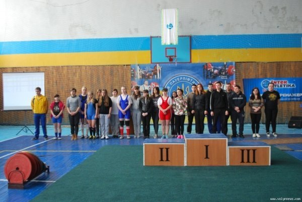 У Луцьку змагаються м'язисті дівчата і хлопці. ФОТО