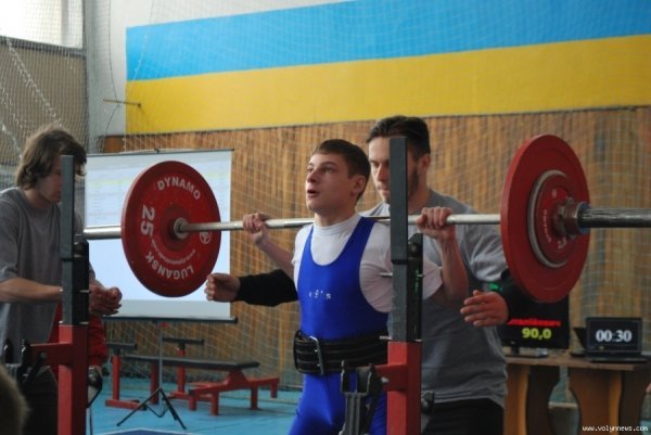 У Луцьку змагаються м'язисті дівчата і хлопці. ФОТО