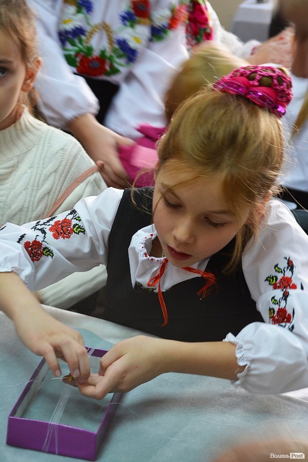 Митці Луцька майстрували у «Різдвяній майстерні». ФОТО